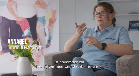 Annabel doet haar verhaal in Vlaamse gebarentaal. Ondertitel: In november zal het 15 jaar zijn dat ik hier werk.