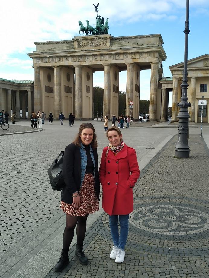 Priscilla (links) en Susanne (recht) voor de Brandenburger Tor.