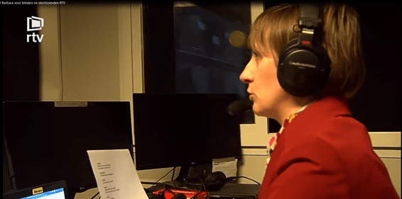 Audiobeschrijver Susanne Verberk aan het werk tijdens de feelgood-musical Vergeet Barbara
