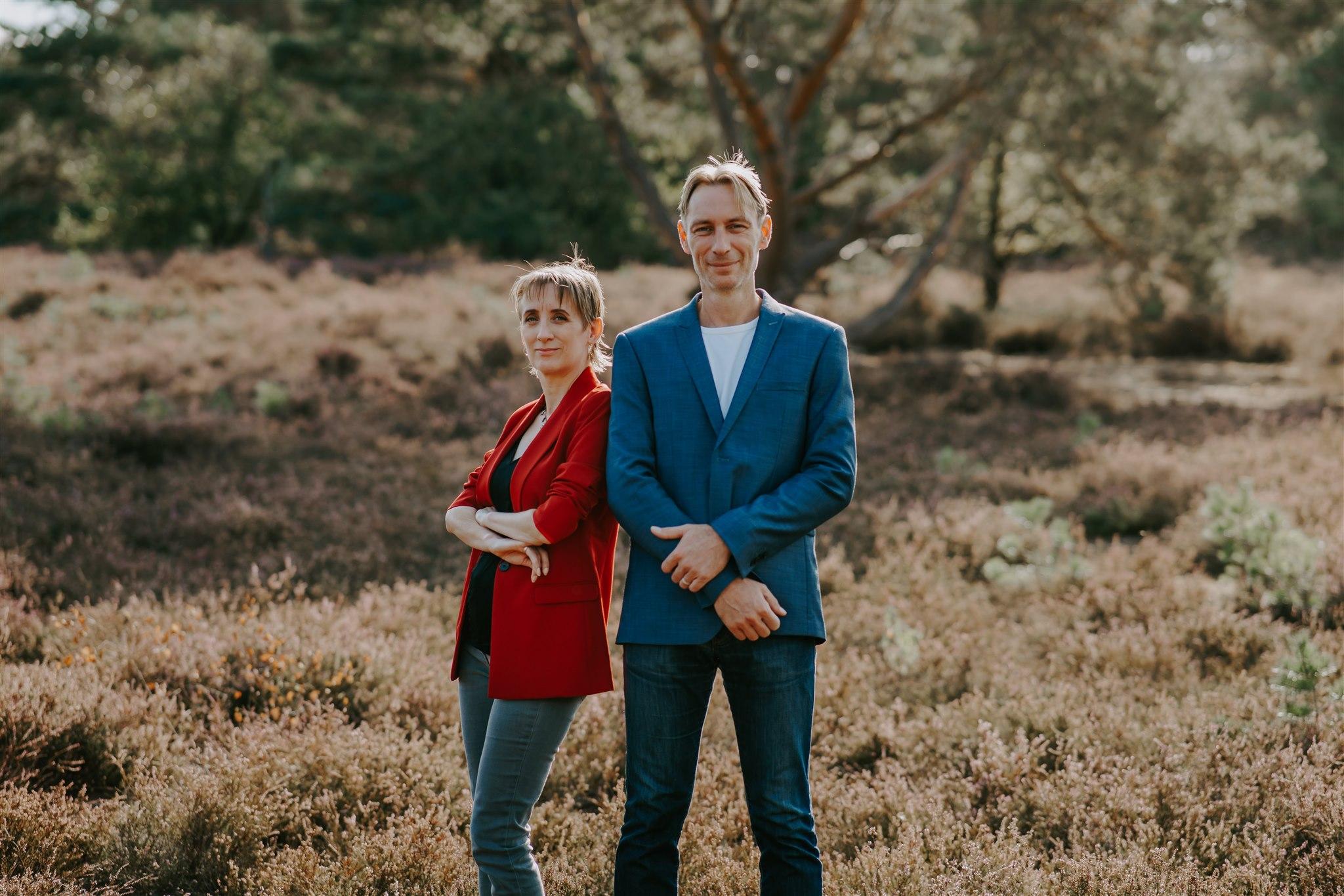 Susanne Verberk en Pascal Govaert staan op de Limburgse heide