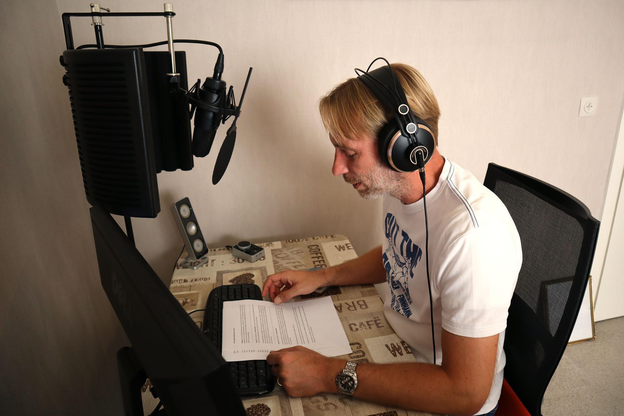 Pascal achter de microfoon in de inleesruimte.